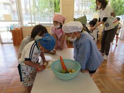 包丁やピーラーを使って