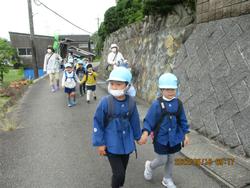 池へと向かっています