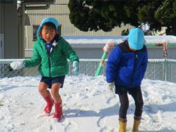 築山にも雪！