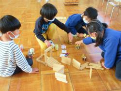友達の動物と遊んでいます