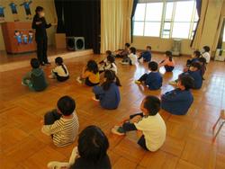 先生のお話を聞いています