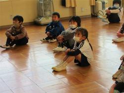 年少組の子どもたちも一生懸命聞いています