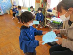 先生から表彰状をもらいます