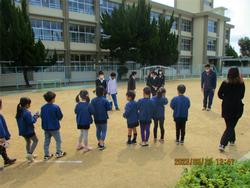 5年生が幼稚園まで迎えに来てくれました
