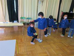 お姉ちゃんに頭をなでてもらっています
