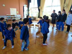 遊戯室で椅子取りゲームをしています