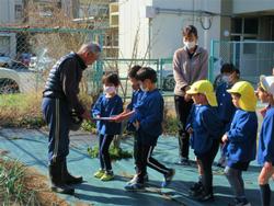 お礼の手紙を渡しています