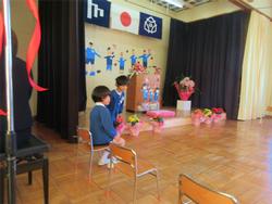 修了児が入場してきます