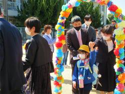 ひまわり組の親子に見送られています