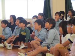 真剣に見入る子どもたち