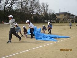 シートをくぐって・・・