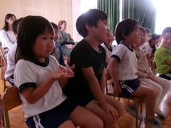 真剣に話を聞く
