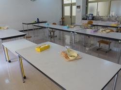 テーブルに配膳された給食