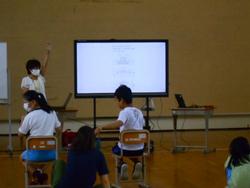 教頭先生のお話を聞く小学部の様子2
