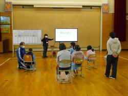 教頭先生のお話を聞く小学部