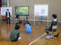 中学部のお話を聞く様子