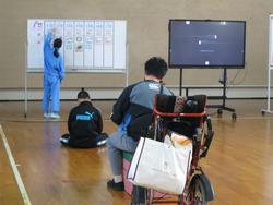 中学部の予定の確認の様子
