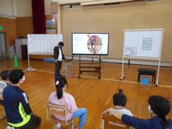 小学部の話を聞く様子