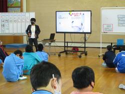 中学部の話を聞く様子