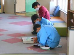 先生と一緒に本を見ている様子