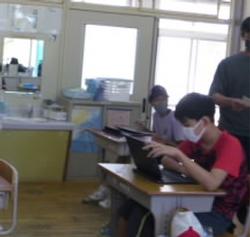 観察結果をまとめrている様子