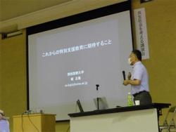 講演される梶先生