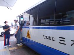 バスから降りる様子