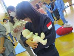 いとおしそうに赤ちゃん人形を抱くこ