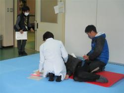 連絡を受け駆け付けた場面