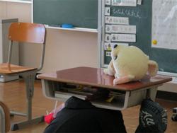 机の下に避難