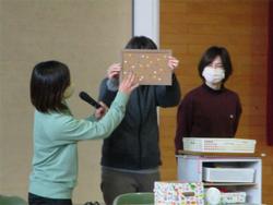 教材を示している様子