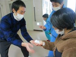 校舎内の子どもにも雪の感触を
