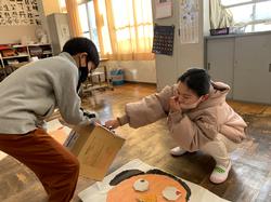くじをひいている様子