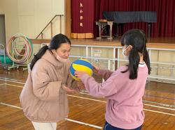 体育館でのアスレチックコーナーでの様子2
