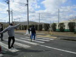 手をあげて横断中