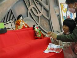 三人官女を置く様子