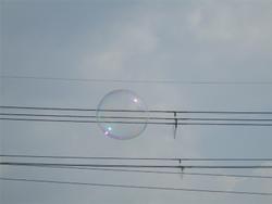 空高くとんでいくしゃぼんだま
