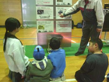 工程の説明を聞いています