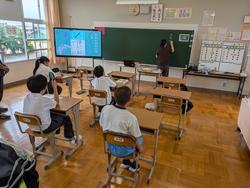 接続詞をつかった文づくりの学習の様子